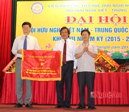 Hội vinh dự nhận cờ thi đua của UBND tỉnh Nghệ An về phong trào yêu nước năm 2012