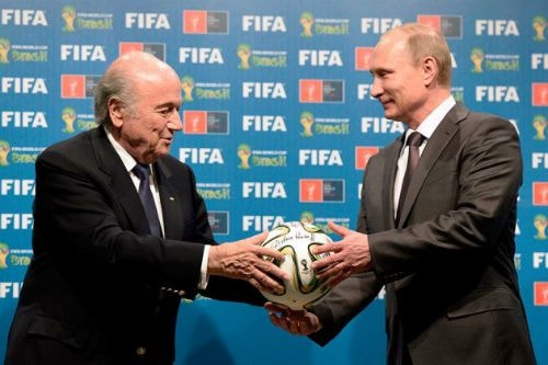 Sepp Blatter (trái) và Tổng thống Nga Putin trong lễ trao quyền đăng cai World Cup 2018 cho Nga hồi tháng 7/2014.  Nguồn: AP