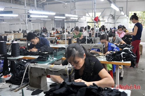 Xưởng may công nghiệp của doanh nghiệp Dũng Thủy ở xã Sơn Thành (Yên Thành). 