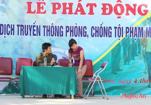 Hoạt cảnh công an xã thẩm vấn đối tượng trong đêm truyền thông.