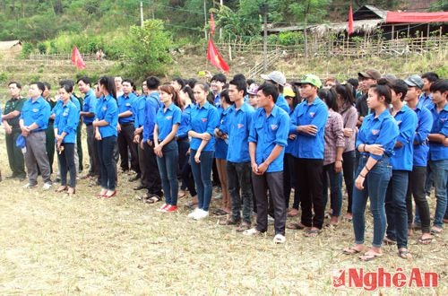 Đông đảo đoàn viên trong huyện Tương Dương tham gia hưởng ứng tình nguyện hè 2015.