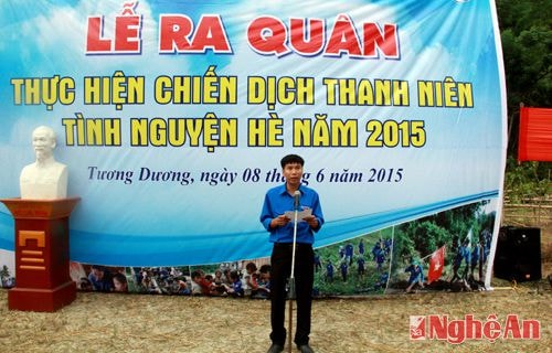 Đồng chí Phạm Hồng Thái Bí thư Đoàn huyện Tương Dương tuyên bố phát động Chiến dịch thanh niên tình nguyện hè 2015 của Đoàn huyện Tương Dương.