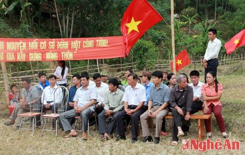 Đại biểu của huyện, xã đến dự và chia sẻ nguyện vọng về hoạt động của Đoàn huyện Tương Dương trong năm 2015 và những năm tới.