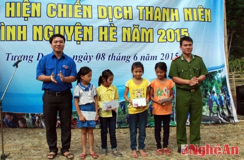 Dịp này, Đoàn huyện Tương Dương trao quà cho các em học sinh nghèo vượt khó ở bản Sơn Hà.