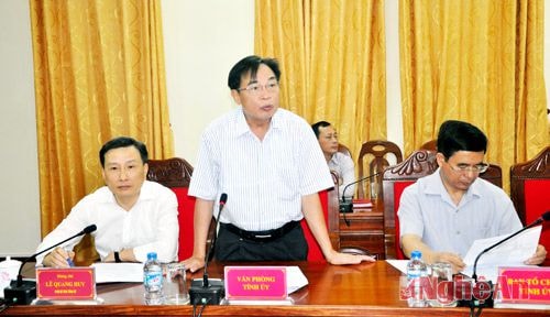 Đồng chí Trần Công Dương- Ủy viên BTV, Chánh Văn phòng Tỉnh ủy báo cáo tình hình thực hiện nhiệm vụ tháng 5/2015