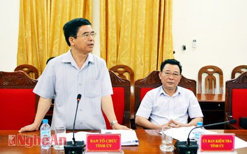 Đồng chí Nguyễn Hữu Lậm- Ủy viên BTV, Trưởng Ban Tổ chức Tỉnh ủy trao đổi về nội dung liên quan công tác đại hội đảng các cấp