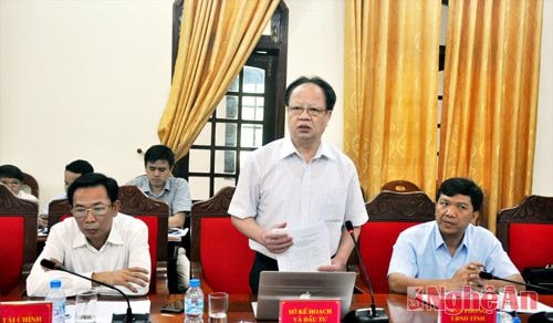Đồng chí Nguyễn Văn Độ- Ủy viên Ban Chấp hành Đảng bộ tỉnh, Giám đốc Sở KH&ĐT trả lời các địa phương về việc bố trí vốn cho các công trình