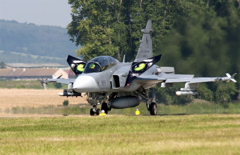 JAS 39 Gripen cũng lắp được tên lửa AGM-65 Maverick cùng nhiều loại bom điều khiển laser, rocket… Ưu điểm của JAS 39 Gripen là tỷ số giữa lực đẩy/trọng lượng cao (0,94), khi nạp nhiên liệu và vũ khí chỉ mất 10 phút là có thể tiếp tục bay. Điểm mạnh của JAS-39 Gripen là giá thành bảo trì rất thấp so với các máy bay cùng loại của Mỹ hay Nga. Điều này cho phép máy bay có độ tin cậy cao trong điều kiện chiến đấu khi điều kiện bảo dưỡng khó khăn hơn rất nhiều so với ngày thường.