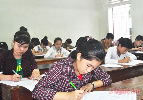 Thí sinh dự thi vào lớp 10 năm 2014 ở Diễn Châu.