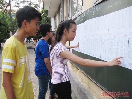 Thí sinh xem số báo danh tại Trường THPT Huỳnh Thúc Kháng (TP. Vinh).