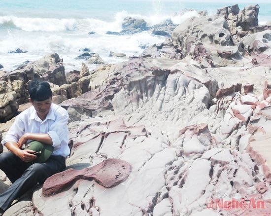 Biển Quỳnh Lập. l Dấu chân ông Đùng trên ghềnh đá (ảnh nhỏ).