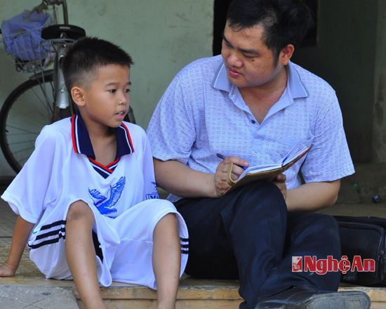 Phóng viên Báo Nghệ An phỏng vấn cầu thủ nhí trước thềm bóng lăn.