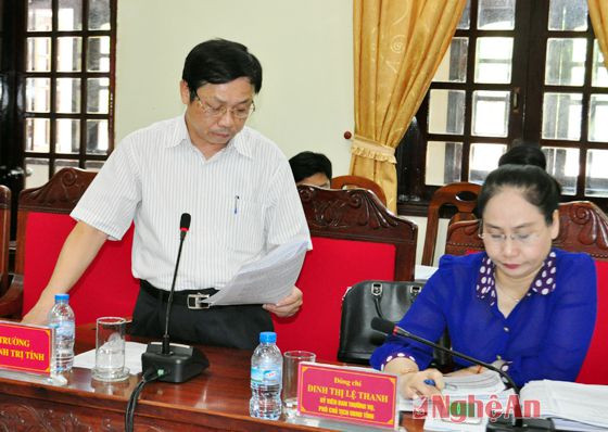 Đồng chí Đậu Văn Thanh - Phó trưởng ban Tổ chức Tỉnh ủy báo cáo dự thào về kết quả chỉ đạo đại hội điểm đảng bộ cấp trên cơ sở 