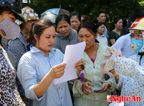 Nhiều phụ huynh cũng rất tò mò, tìm hiểu đề thi sau khi kết thúc 120 phút làm bài