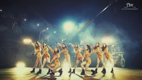 SNSD trong Catch Me If You Can.