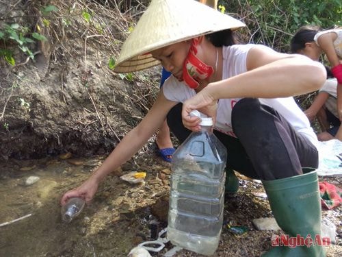  Chị Vi Thị Hiền ở bản khe Trằng Thượng lấy nước về cho gia đình sử dụng.