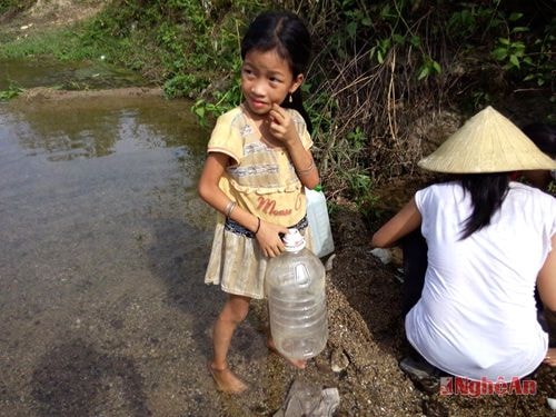 Trẻ em cũng được huy động để lấy nước về cho gia đình sinh hoạt