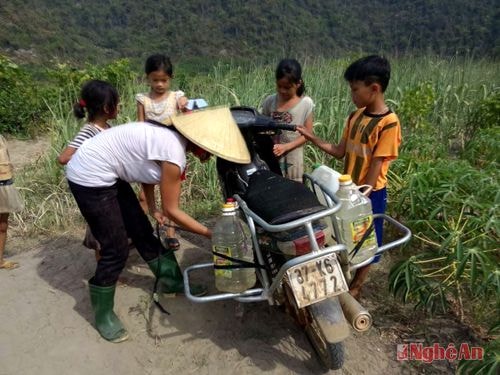  Người dân xã Thọ Sơn phải chở nhau đi lấy nước tại các khe suối.