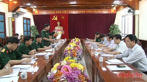 Thường vụ Đảng ủy Quân khu 4 báo cáo với Đoàn công tác Ban Tổ chức Trung ương.
