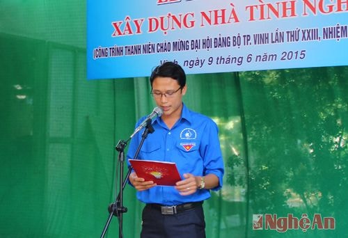 Đồng chí Trần Trung Kiên – Bí thư Thành đoàn Vinh phát biểu khai mạc và cảm ơn các đồng chí đoàn viên, thanh niên trên địa bàn thành phố đã tích cực đóng góp ủng hộ kinh phí để xây dựng công trình nhà tình nghĩa.