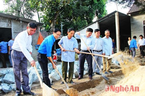  Các đồng chí lãnh đạo Tỉnh đoàn, lãnh đạo thành phố và đoàn viên thanh niên làm lễ động thổ khởi công xây dựng nhà tình nghĩa cho ông Hoàng Văn Dung.