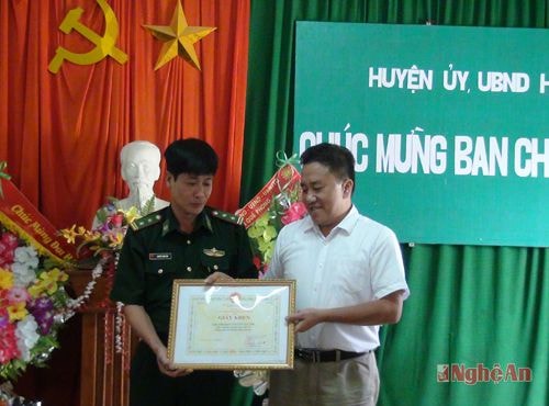  Đồng chí Lê Văn Giáp, Chủ tịch UBND huyện QP trao khen, thưởng cho ban chuyên án 334L