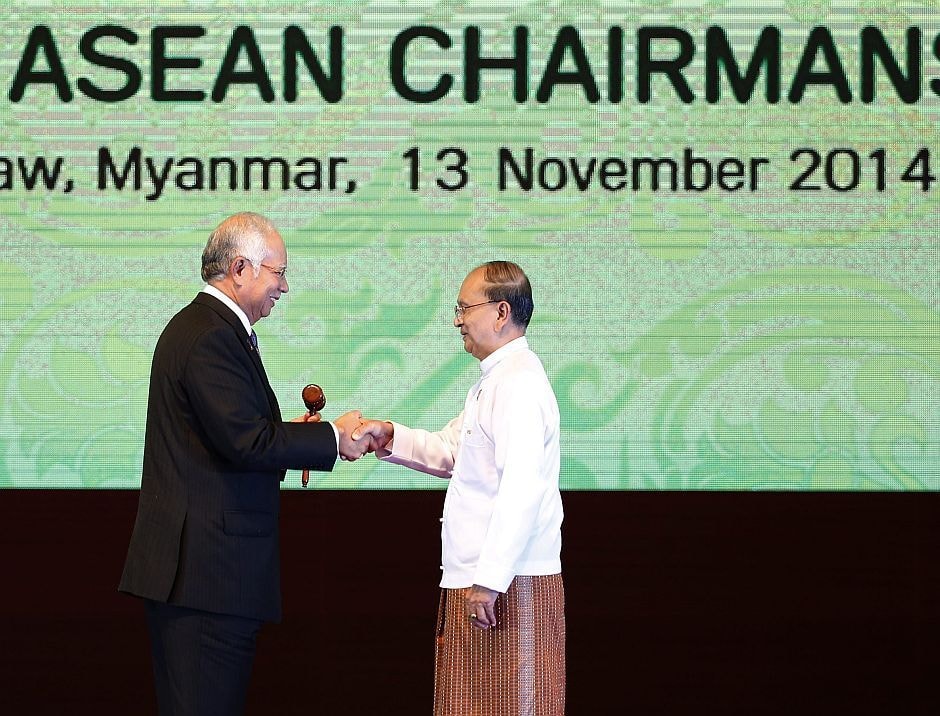 Tổng thống Myanmar trao chiếc búa tượng trưng vị trí Chủ tịch ASEAN cho Thủ tướng Malaysia, tại Trung tâm Hội nghị Quốc tế Myanmar. Ảnh EPA.