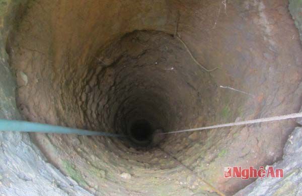 Giếng nước của nhà bà Phan Thị Vinh gần sát với vườn chè, sâu tưới 19m nhưng không có một giọt nước 