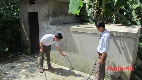 Các bể chứa nước theo các đường dẫn nước tự chảy từ núi cao về là cứu cánh nhưng cũng thường xuyên bị cạn kiệt