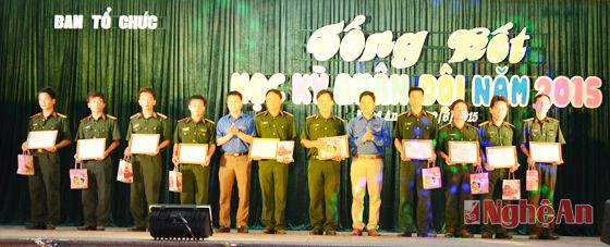 Tỉnh đoàn Nghệ An trao thưởng cho các giảng viên của các tiểu đội