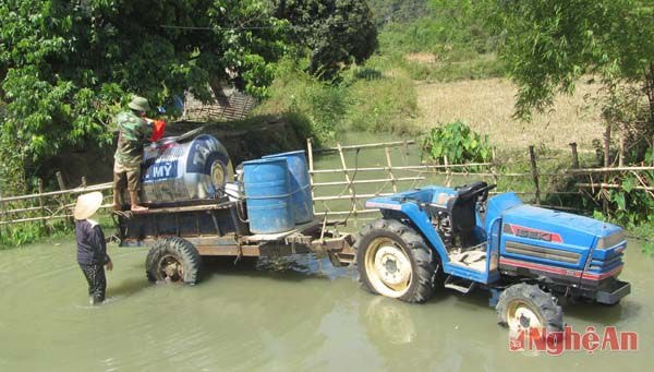 Khe Nậm Bản Hạy là một trong hai khe còn nước nên người dân phải vận chuyển nước bằng đủ các loại phương tiện