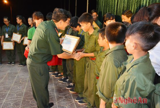 Đại diện Trường Quân sự QK IV trao thưởng cho các 