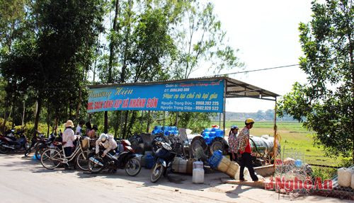 Mới 7h sáng, khu vực điểm chính khe Cống Kẹp (Khánh Sơn, Nam Đàn) đã tấp nập người đến mua nước