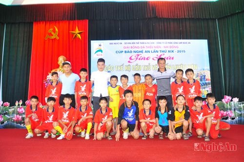 Các cầu thủ nhí chụp ảnh lưu niệm cùng các khách mời giao lưu.