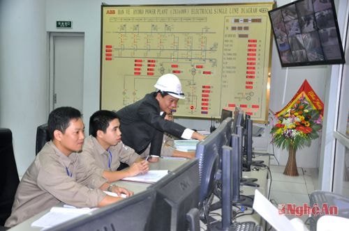 Chỉ đạo vận hành tại phòng điều khiển trung tâm  Nhà máy Thủy điện Bản Vẽ.Ảnh: thanh lê