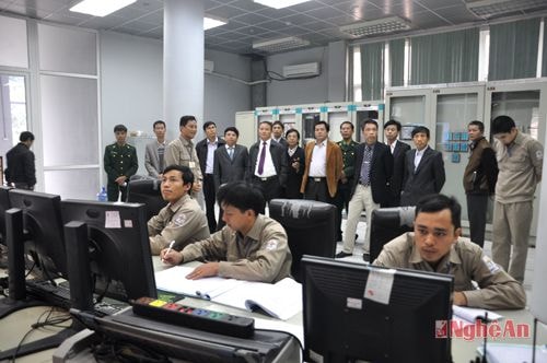 Tham quan phòng vận hành Nhà máy Thủy điện Bản Vẽ.
