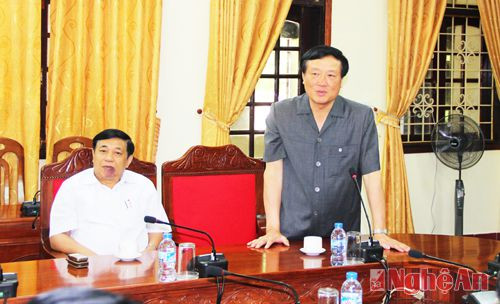 Đồng chí Nguyễn Hòa Bình phát biểu cảm ơn tập thể BTV tỉnh Nghệ An đã tạo điều kiện thuận lợi nhất để ngành tư pháp tỉnh hoàn thành xuất sắc mọi nhiệm vụ được giao.