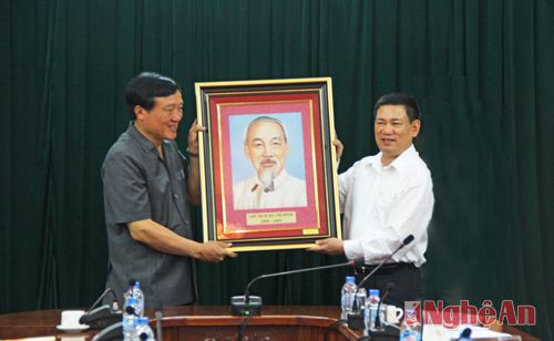 Đồng chí Bí thư Tỉnh ủy tặng bức tranh chân dung Bác Hồ cho đồng chí Nguyễn Hòa Bình và đoàn công tác Viện Kiểm sát nhân dân tối cao.