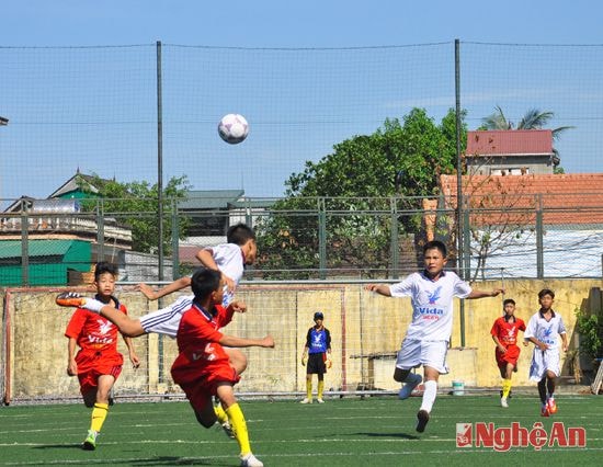 Trận đấu gay cấn ngay từ những phút đầu.