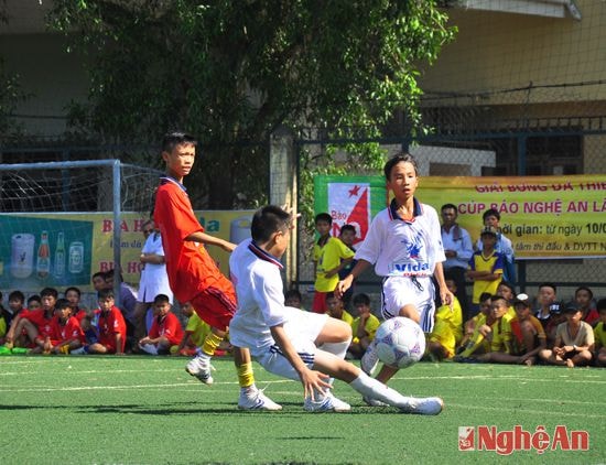 Tình huống dẫn đến pha vào lưới bất ngờ, mở tỉ số cho trận đấu với sự ghi bàn của các cầu thủ áo đỏ Yên Thành.