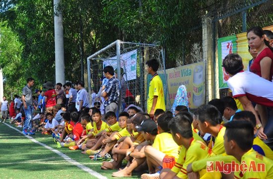 Khán giả hồi hộp theo dõi từng pha dẫn bóng trên sân.