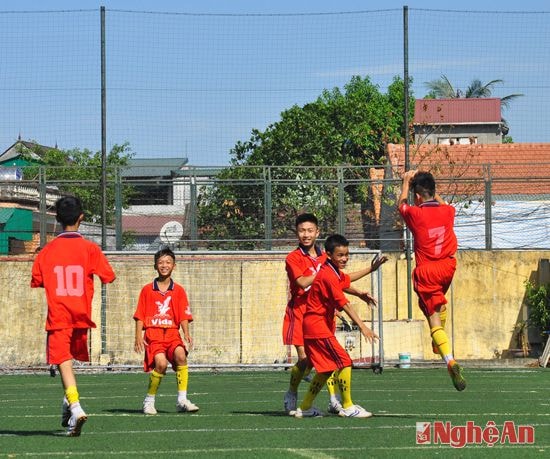Pha ăn mừng bàn thắng của các cầu thủ đội TN Yên Thành.