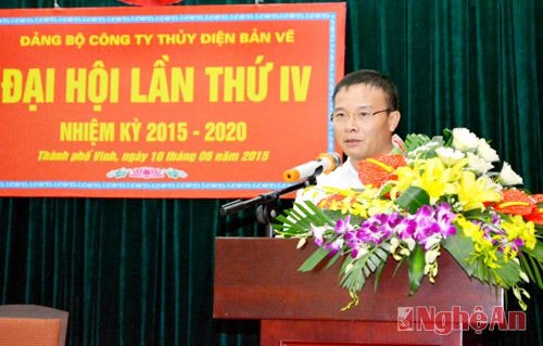 Đồng chí Nguyễn Văn Thành- Bí thư Đảng ủy, Giám đốc công ty trình bày báo cáo chính trị