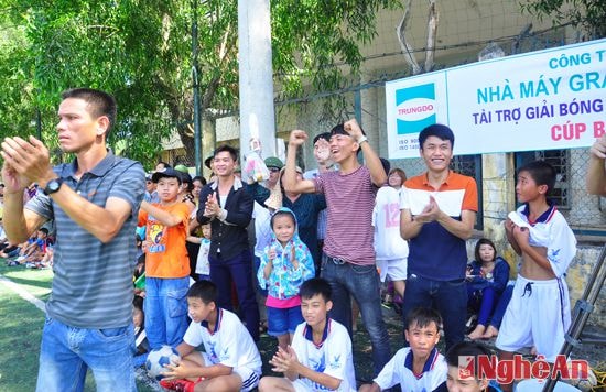 Khán giả ăn mừng bàn thắng của đội TN Thị xã Cửa Lò.