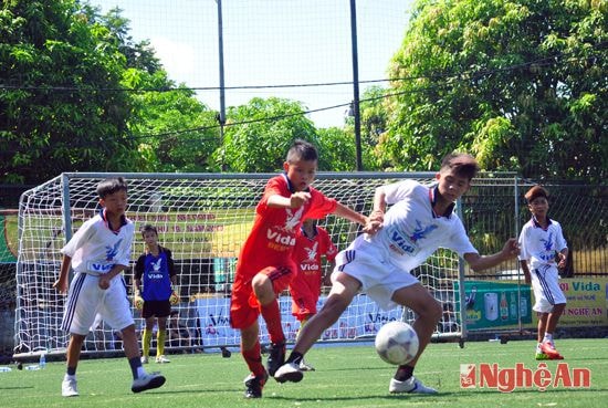 Tình huống tranh chấp bóng kịch tính, kiến tạo pha ghi bàn cho Đội TN Yên Thành.