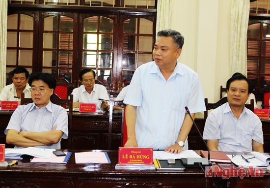 Đồng chí Lê Bá Hùng cho rằng trong dự thảo báo cáo chính trị cần nêu rõ giải pháp về công tác xây dựng Đảng