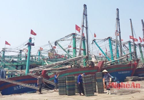 ngư dân buồn bã khi tàu nằm bờ