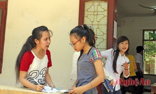 Thí sinh trao đổi ngay khi bước ra khỏi phòng thi 