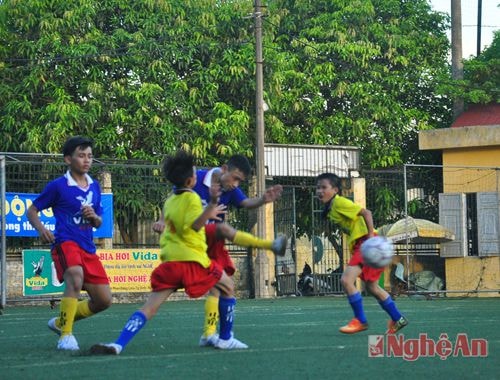 Liên tục các tình huống bóng kịch tính vào phút cuối trận đấu. 