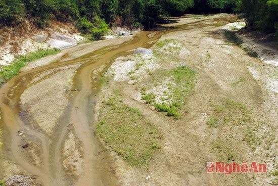 Khe Chiềng là con khe lớn nhất chảy qua địa bàn xã đã bị trơ đáy.